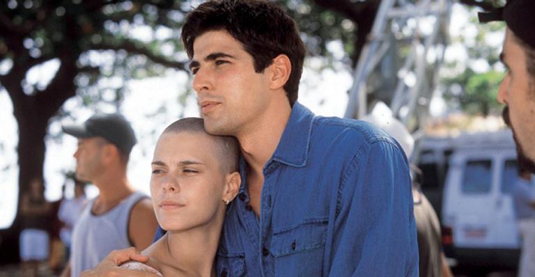 Carolina Dieckmann e Reynaldo Gianecchini comemoram os 18 anos da estreia de ‘Laços de Família’