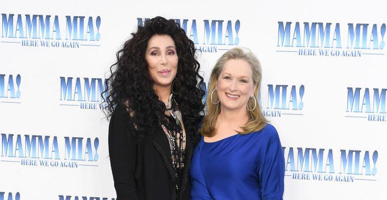Meryl Streep e Cher se beijam na boca na estreia de ‘Mamma Mia! Here We Go Again’
