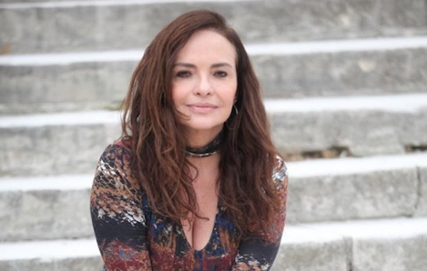 Aos 57 anos, Luiza Tomé aparece de biquíni exibindo barriga completamente chapada