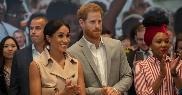 Meghan Markle usa vestido do próprio guarda-roupa para acompanhar o príncipe Harry em exposição