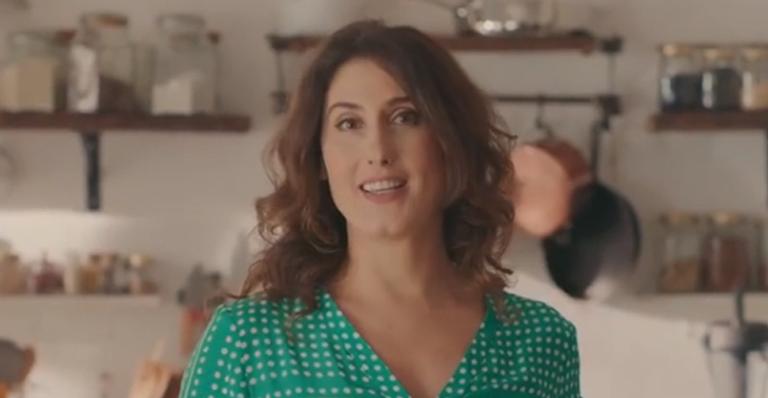 Aos 45 anos, chef Paola Carosella posa de maiô e desabafa sobre o corpo: ”Orgulho de mim”