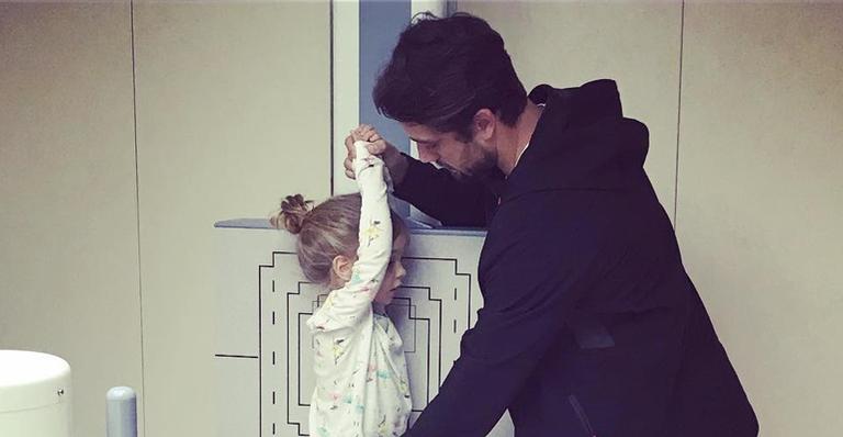 Mari Bridi e Rafael Cardoso passam madrugada no hospital com a filha, Aurora