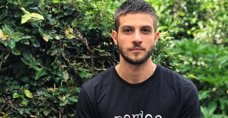 Após romper noivado, fãs de Chay Suede apontam indireta em publicação