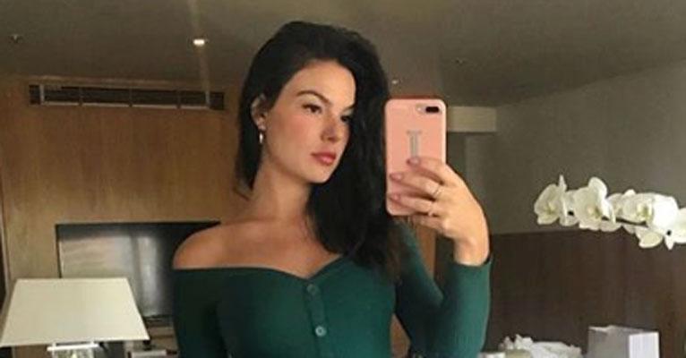 Isis Valverde exibe barriguinha de 5 meses de gravidez em foto com vestido justinho