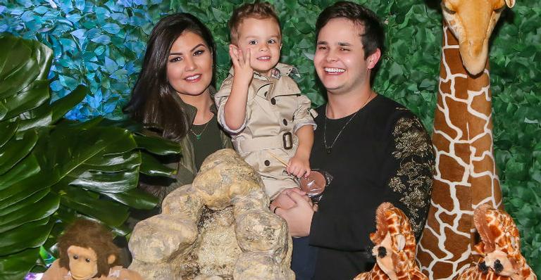 Matheus, da dupla com Kauan, faz festona para comemorar aniversário do filho