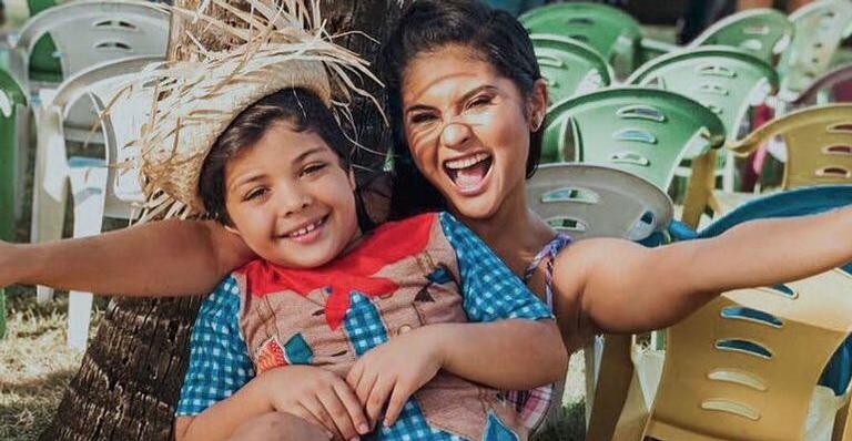 Mileide Mihaile viaja de férias com o filho, Yudhy, e mostra momento íntimo