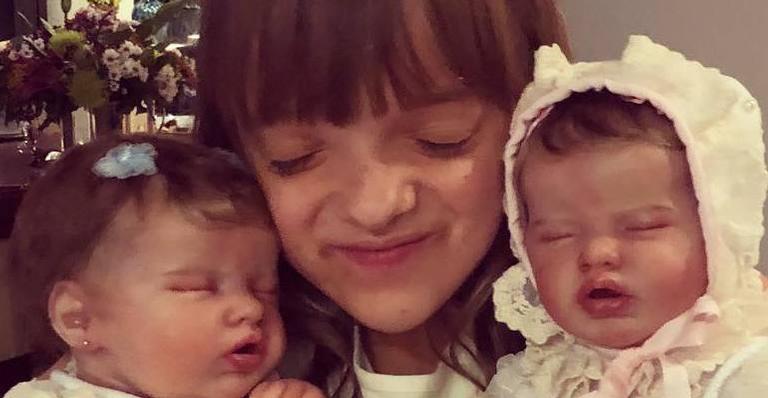 Ticiane Pinheiro se derrete ao mostrar bonecas realistas de Rafinha: ”Minhas netinhas”