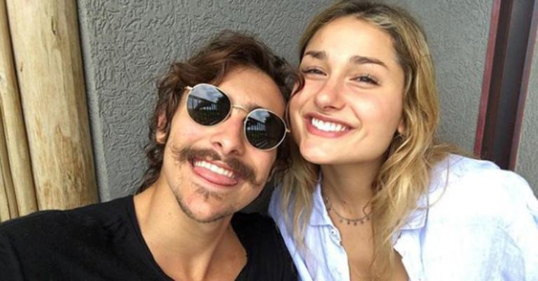 Amor! Bruno Montaleone posa agarrado com Sasha em Noronha