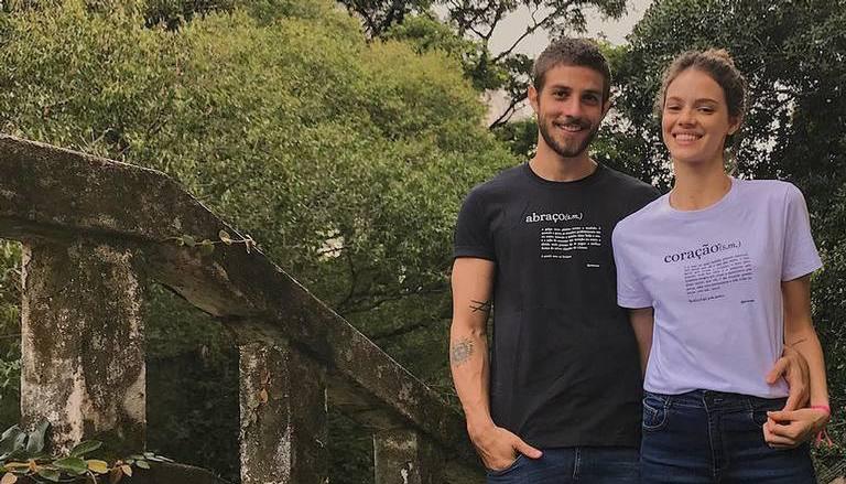 Um dia após confirmar o término do noivado, Chay Suede vai à praia com amigo