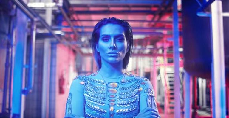Cleo anuncia lançamento do clipe de ‘Bandida’