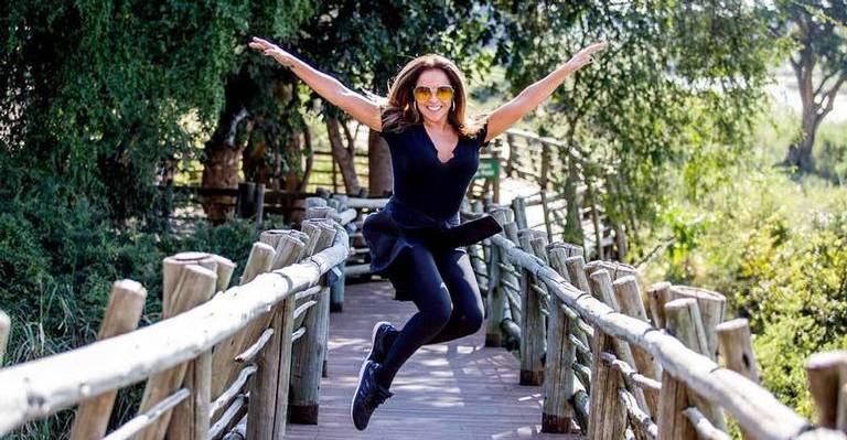Em Moçambique, Daniela Mercury posa de biquíni