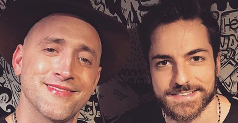 De férias na Grécia, Paulo Gustavo curte dias de folga ao lado do marido