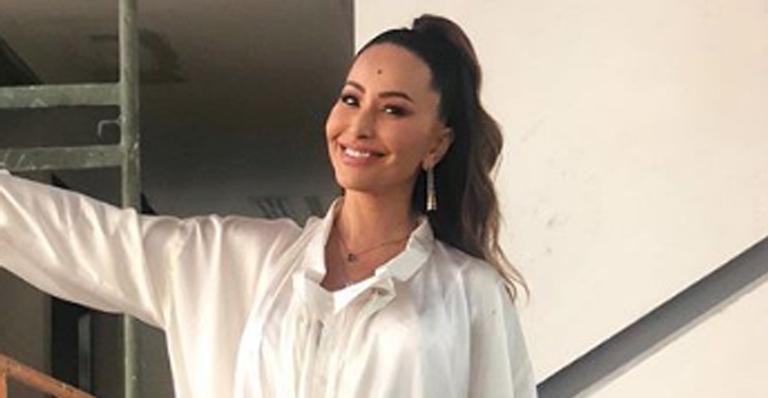 Sabrina Sato exibe barriga de grávida em foto de biquíni