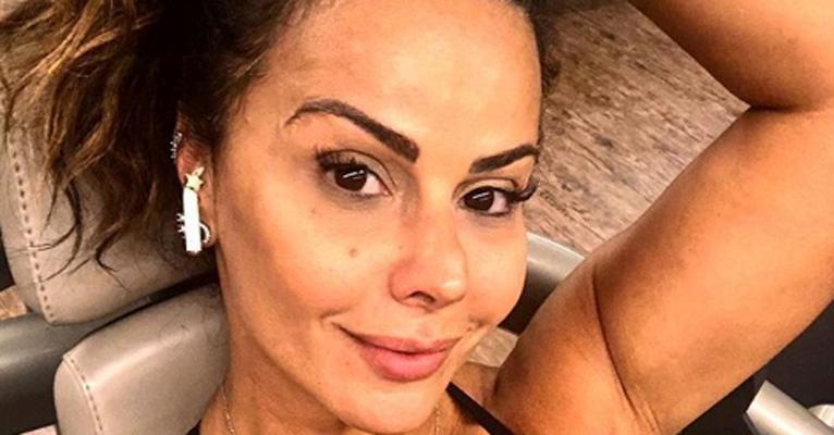 Viviane Araújo exibe bumbum perfeito em clique na praia e arranca elogios dos fãs