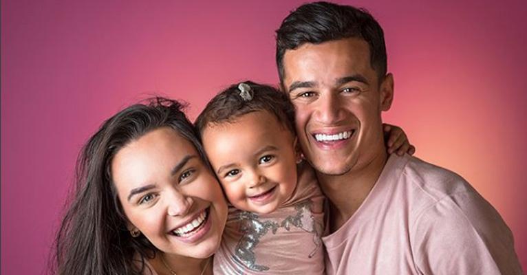 Aine, mulher de Philippe Coutinho, exibe barriguinha de grávida em clique com a filha, Maria