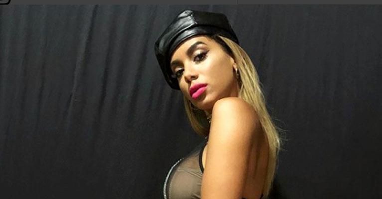 Poderosa, Anitta leva primo gato para primeiro passeio de helicóptero: ”Todo bobo”