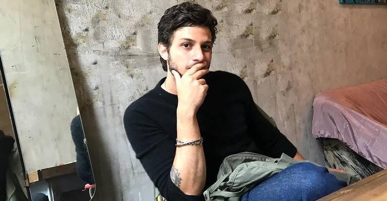 Chay Suede surge supermagro e novinho em fotos do ensino médio: ”Várias queixas”