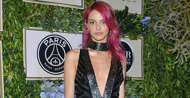 Após terminar noivado, Laura Neiva aposta em decote profundo e cabelo rosa-choque para evento