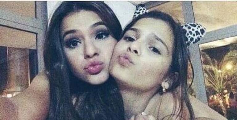 Irmã de Bruna Marquezine se produz para leilão de Neymar Jr. e fica a cara da atriz