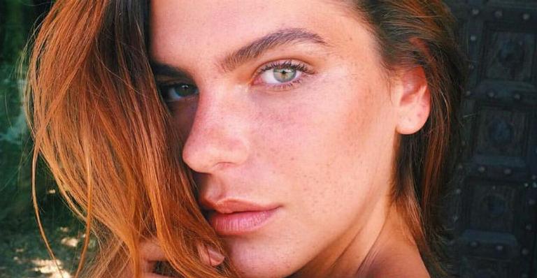 Mariana Goldfarb sensualiza com clique de topless