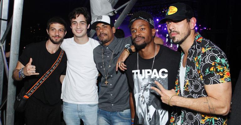 Solteiro, Chay Suede curte festival no Rio na companhia de amigos