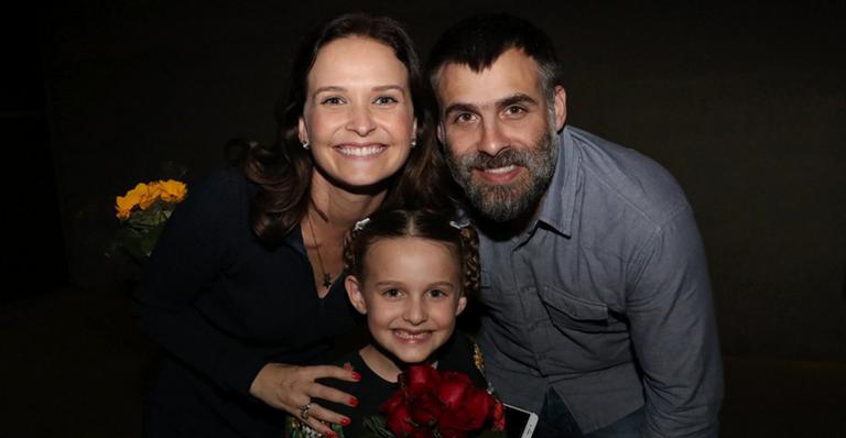 Fernanda Rodrigues e Raoni Carneiro prestigiam estreia da filha em musical