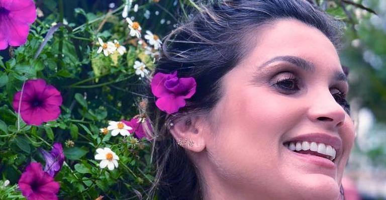 Flávia Alessandra posa usando maiô fio dental e impressiona seguidores