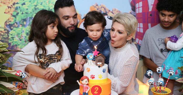Antonia Fontenelle e Jonathan Costa celebram os 2 anos do filho