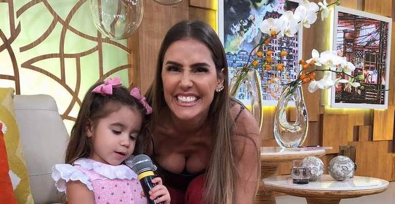 Deborah Secco fala sobre expor Maria Flor nas redes sociais