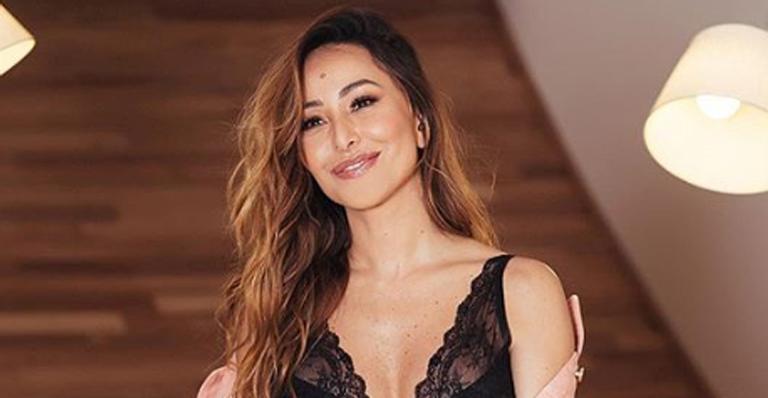Sabrina Sato curte parque de diversão e exibe barriguinha