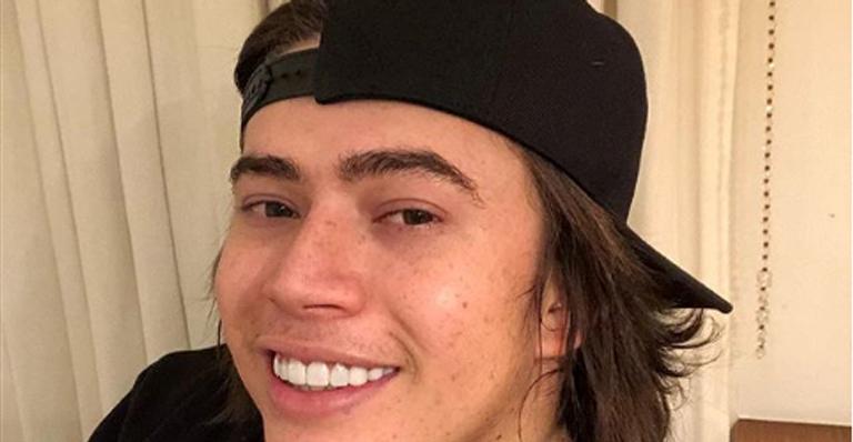 Em foto, Whindersson Nunes ostenta jatinho e look grifado