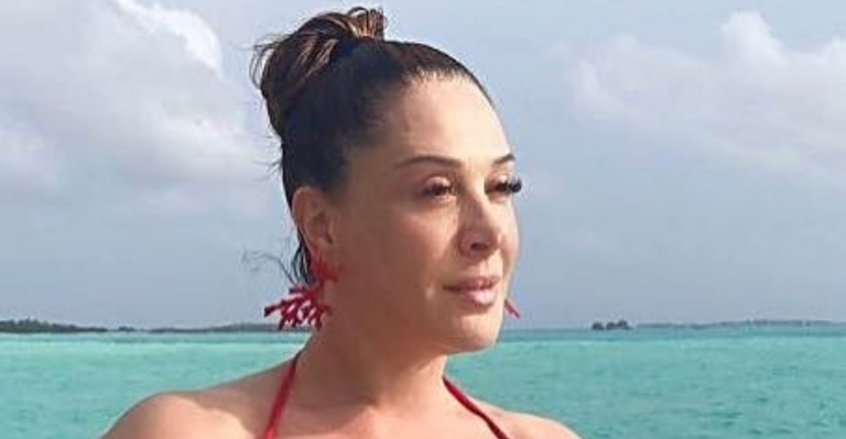 Na Indonésia, Claudia Raia posa ao lado dos 2 filhos e deixa fãs chocados