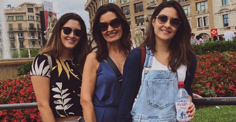 Fátima Bernardes curte férias com as filhas em Barcelona