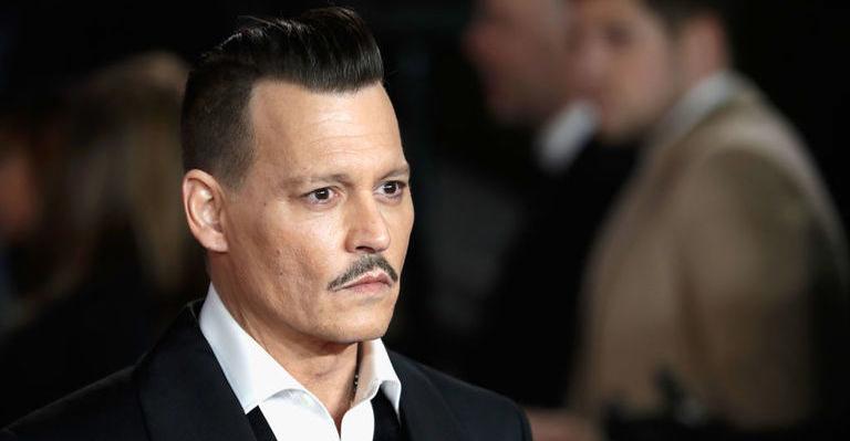 Johnny Depp aparece caracterizado para divulgar novo filme da saga de ‘Harry Potter’