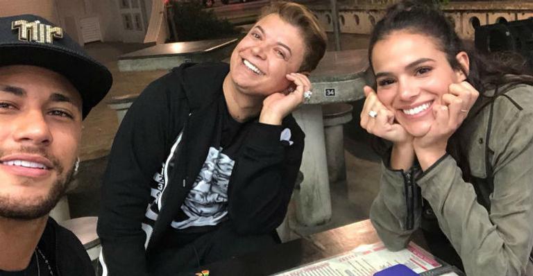 Após festa do filho, Neymar Jr. ‘mata a fome’ em lanchonete com Bruna Marquezine e David Brazil