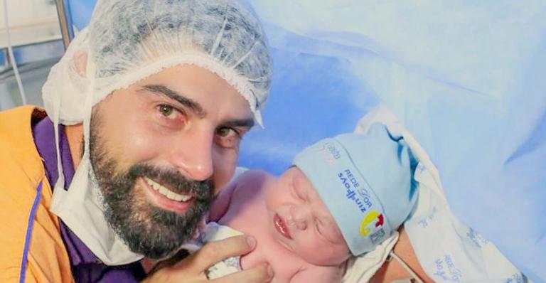 Ex de Viviane Araújo, Ramadés compartilha clique fofo do filho recém-nascido