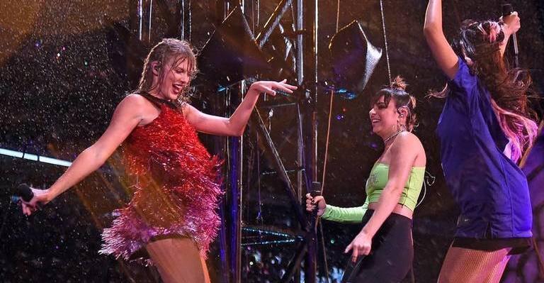 Taylor Swift leva rasteira de bailarino e cai no palco