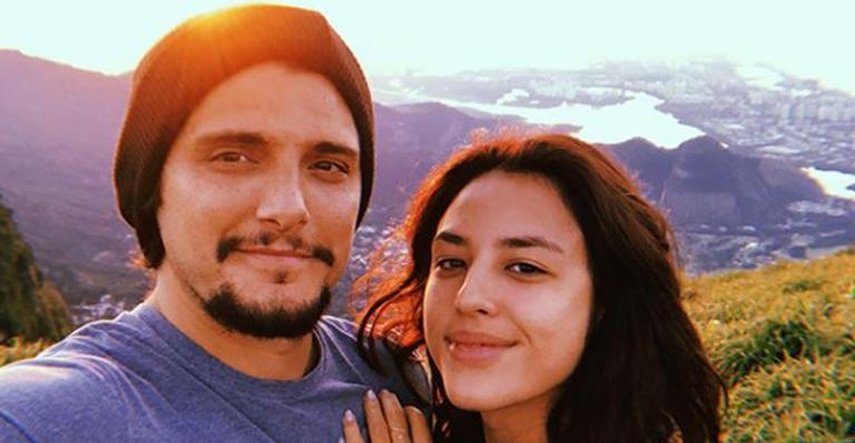 Yanna Lavigne compartilha momento de carinho com o marido, Bruno Gissoni