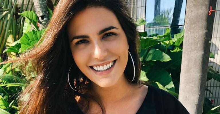Antonia Morais sensualiza e mostra bumbum em clique de biquíni