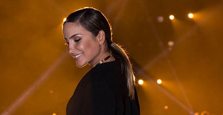 De roupão curto, Claudia Leitte balança o bumbum em vídeo