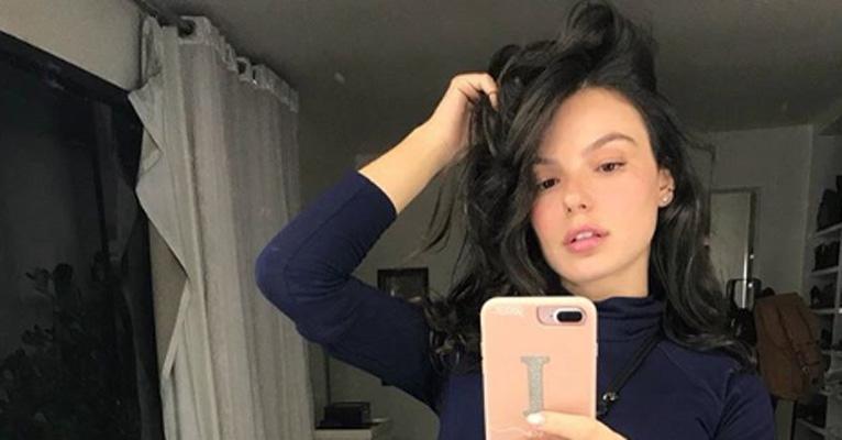 Isis Valverde aposta em look justinho para mostrar gravidez de 6 meses