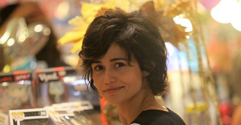 Nanda Costa malha com a namorada, Lan Lanh, e se declara para ela com música do Raça Negra