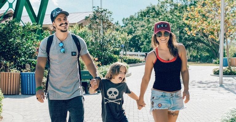 Priscila Fantin visita Disney com o filho, Romeo, e o namorado, Bruno Lopes