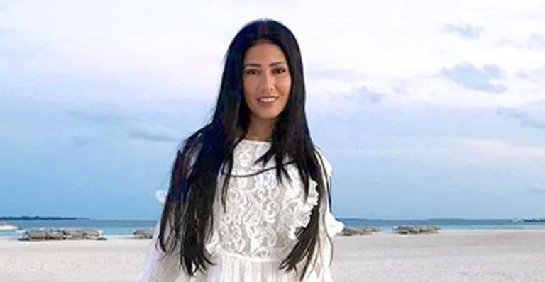Simaria Mendes exibe corpo em boa forma em cenário paradisíaco
