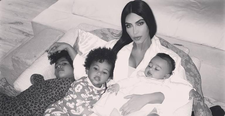 Kim Kardashian é criticada por deixar filha de 5 anos alisar o cabelo