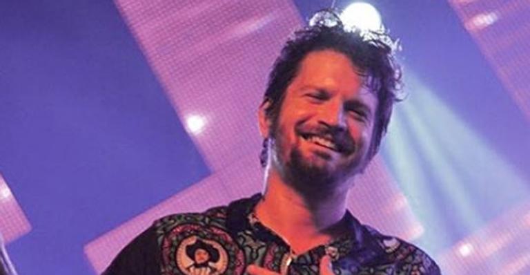 Saulo Fernandes posa com o filho e impressiona fãs por semelhança
