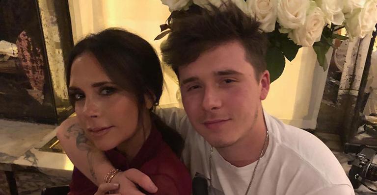 Victoria Beckham surpreende ao exibir o filho Brooklyn sem camisa