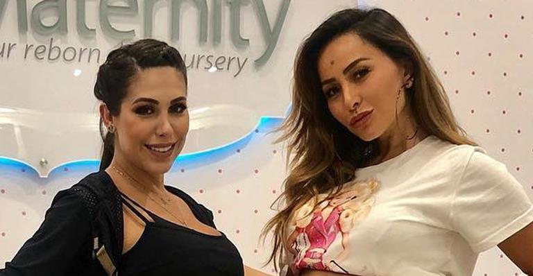 Grávidas, Sabrina Sato e Bella Falconi exibem barriga e encantam fãs