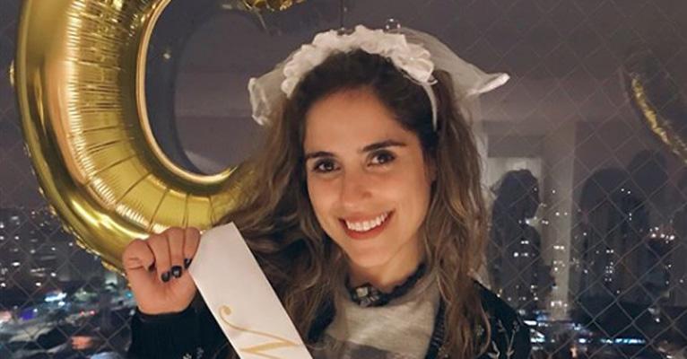 Camilla Camargo fica noiva de Leonardo Lessa e faz chá de lingerie