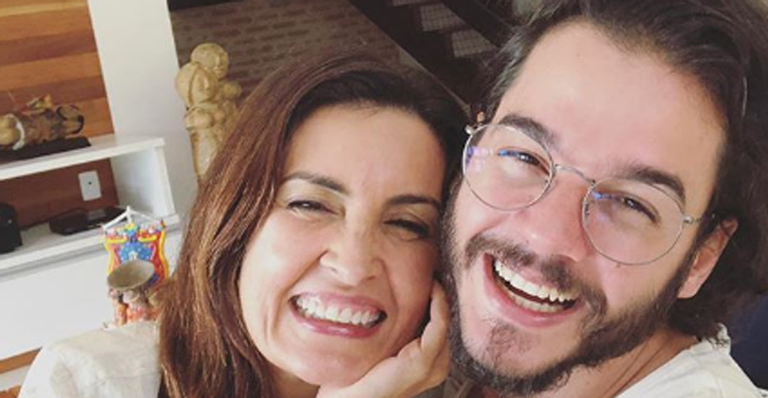 De férias na Espanha, Fátima Bernardes ganha de Túlio Gadelha um poema apaixonado sobre saudade